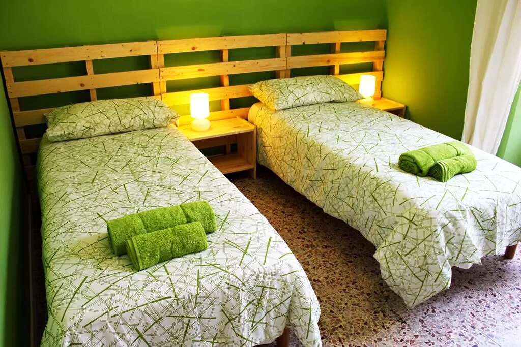 Хостел на солженицына в москве. Капсульный отель book and bed. Эко хостел. Место где можно переночевать. Хостел здание.