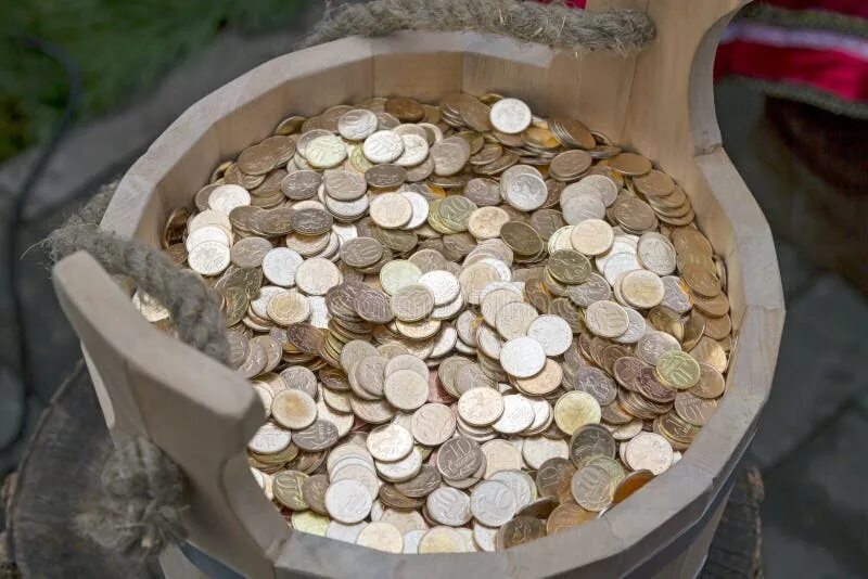 Разменять монеты на купюры. Монеты в деревянном доме. Разменять деньги на мелочь. Мелочь копится. Накопить монетами листок.