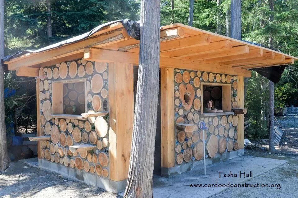 Гараж из дров. Глиночурка сарай. Cordwood технология. Баня Cordwood. Глиночурка баня.