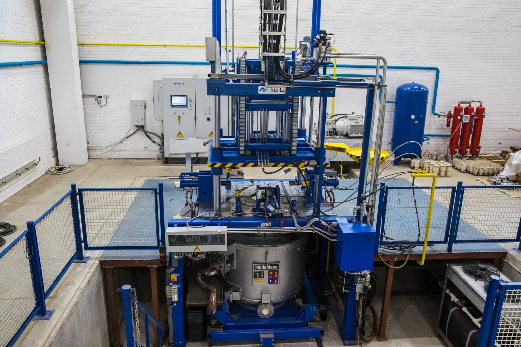 Установка литья. Литье алюминия под низким давлением. Литье под давлением и центробежное литье. Машина литья под низким давлением j456с. Установка литья.