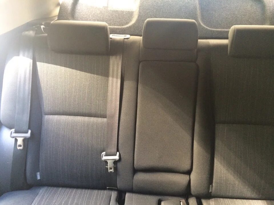 Сиденья тойота. Задний подлокотник авенсис. Сиденья toyota avensis. Сиденья toyota avensis t22. Avensis 2004 салон.