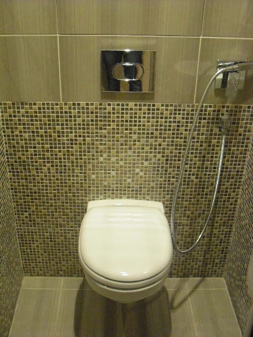 Инсталляция с гигиеническим. Туалет с раковиной и гигиеническим душем. Маленький туалет с раковиной и гигиеническим душем. Унитаз с инсталляцией и гигиеническим душем.