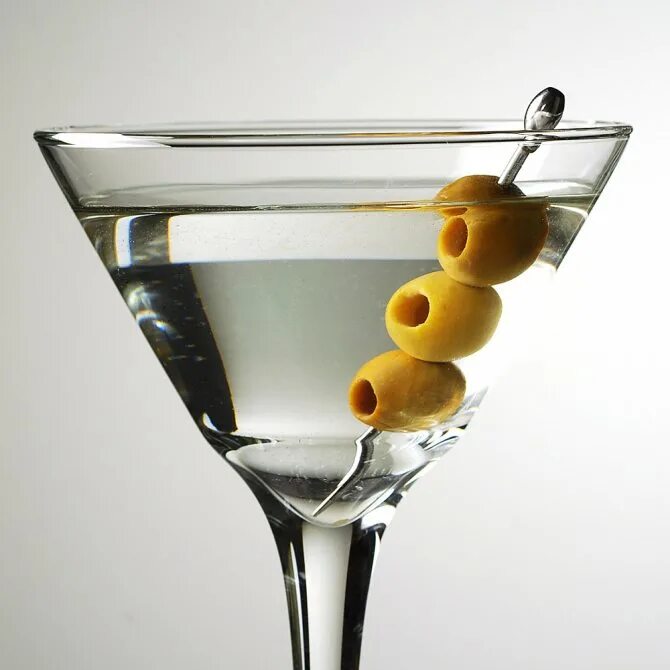 Что пьют сухой. Мартини Бьянко с оливкой. Dry Martini коктейль. Сухой мартини с оливкой. Мартини Бьянко в бокале с оливкой.