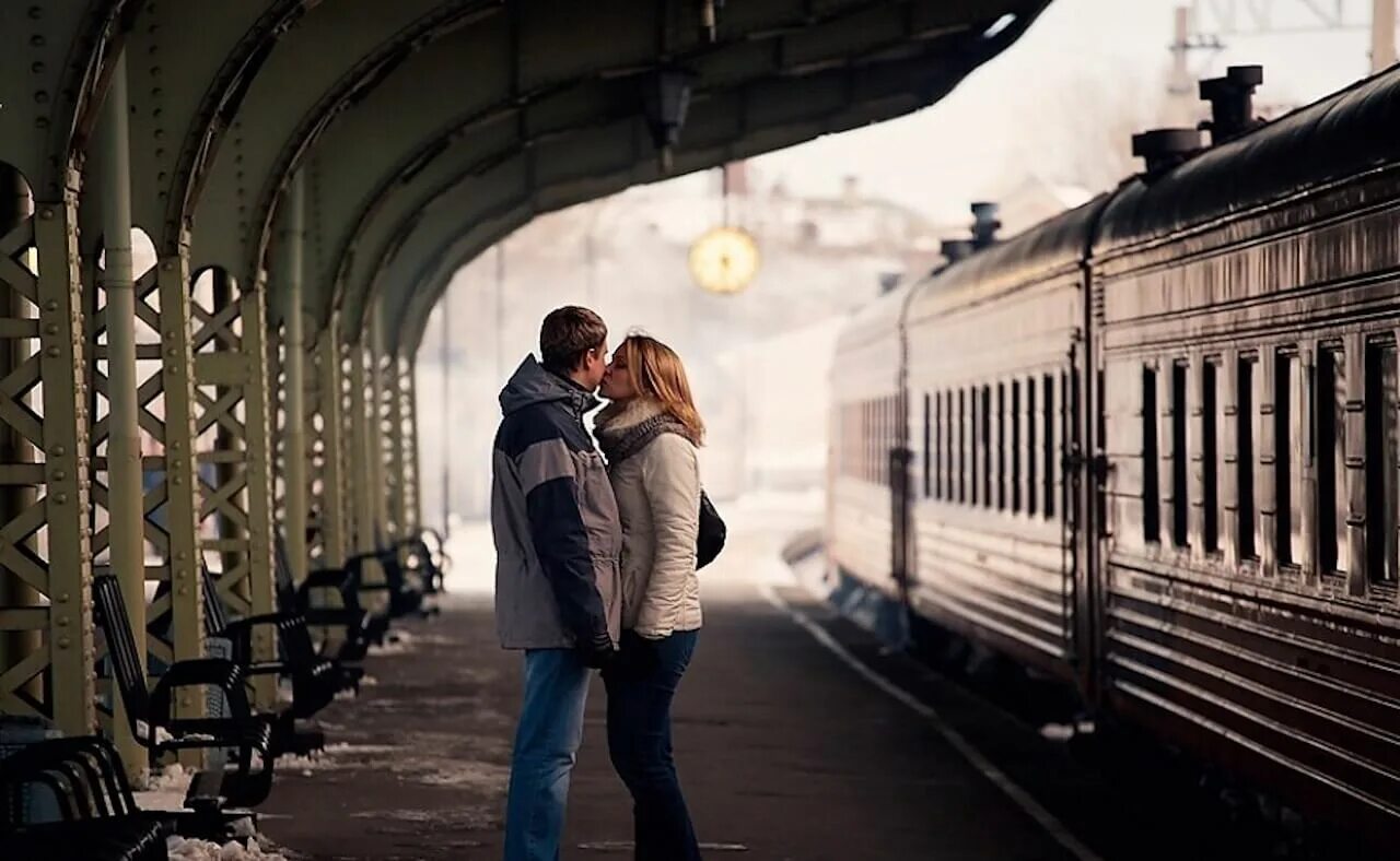 Прощание. Встреча на вокзале. Парень и девушка на вокзале. Встреча на вокзале влюбленных. Расставание на вокзале.
