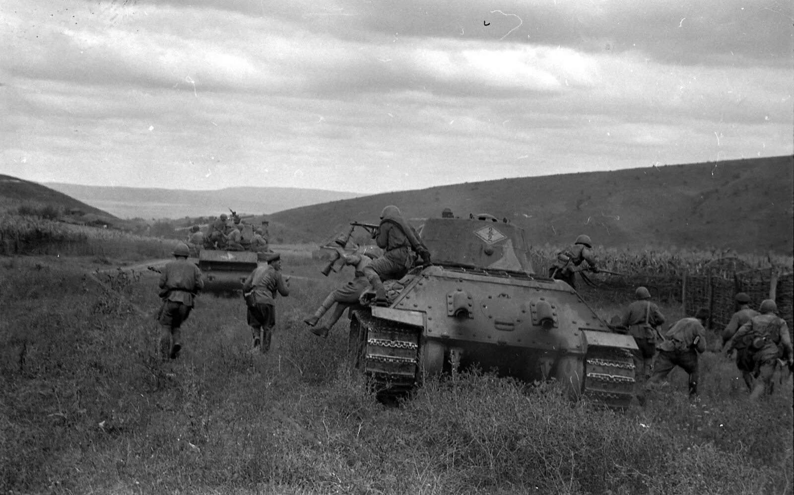 Немцы на кавказе в 1942. Газ 64 с пулеметом. Танк кв 1 1942 года. Советский танкист 1942. Танки пантера на курской дуге.