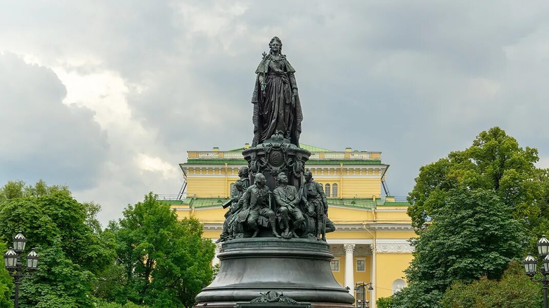 Статуя екатерины. Памятник Екатерине 2 в Санкт Петербурге. Памятник Екатерине 2 на площади Островского. Памятник Екатерине 2 в Санкт Петербурге площадь Островского. Памятник Екатерине пл Островского.