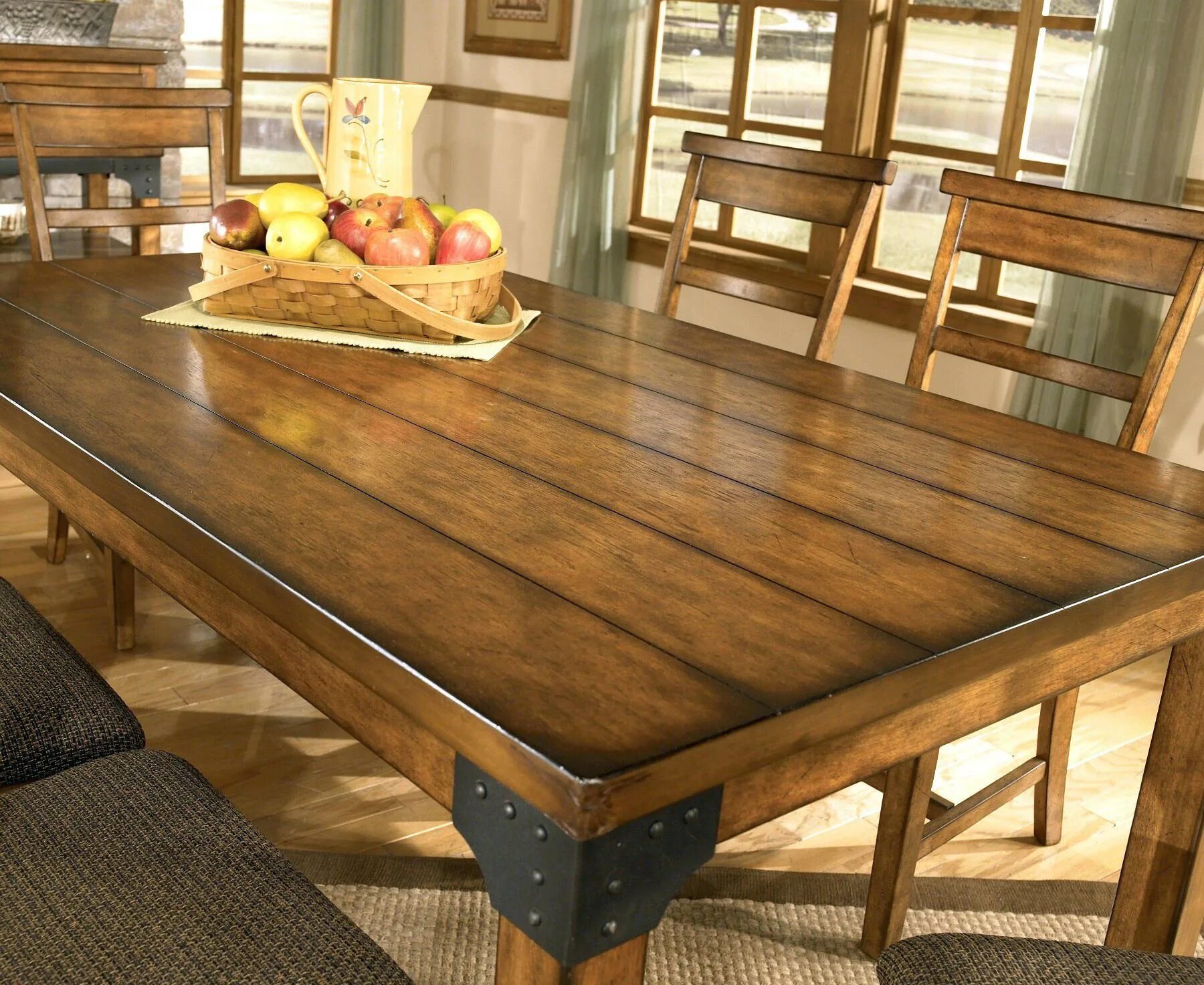 Лучшие картинки стола. Стол деревянный. Красивый деревянный стол. Стол кухонный деревянный. Красивый стол из массива дерева.