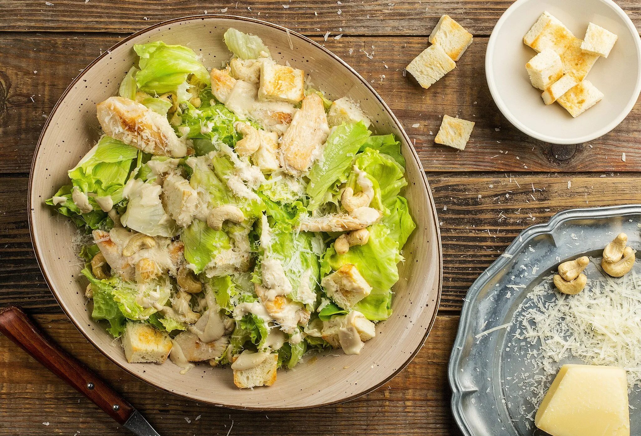 Куриная грудка для цезаря на сковороде. Класическийрецепт цезаря. salat цезарь. цезарь классический цезарь классический. салат цезарь джоджо.