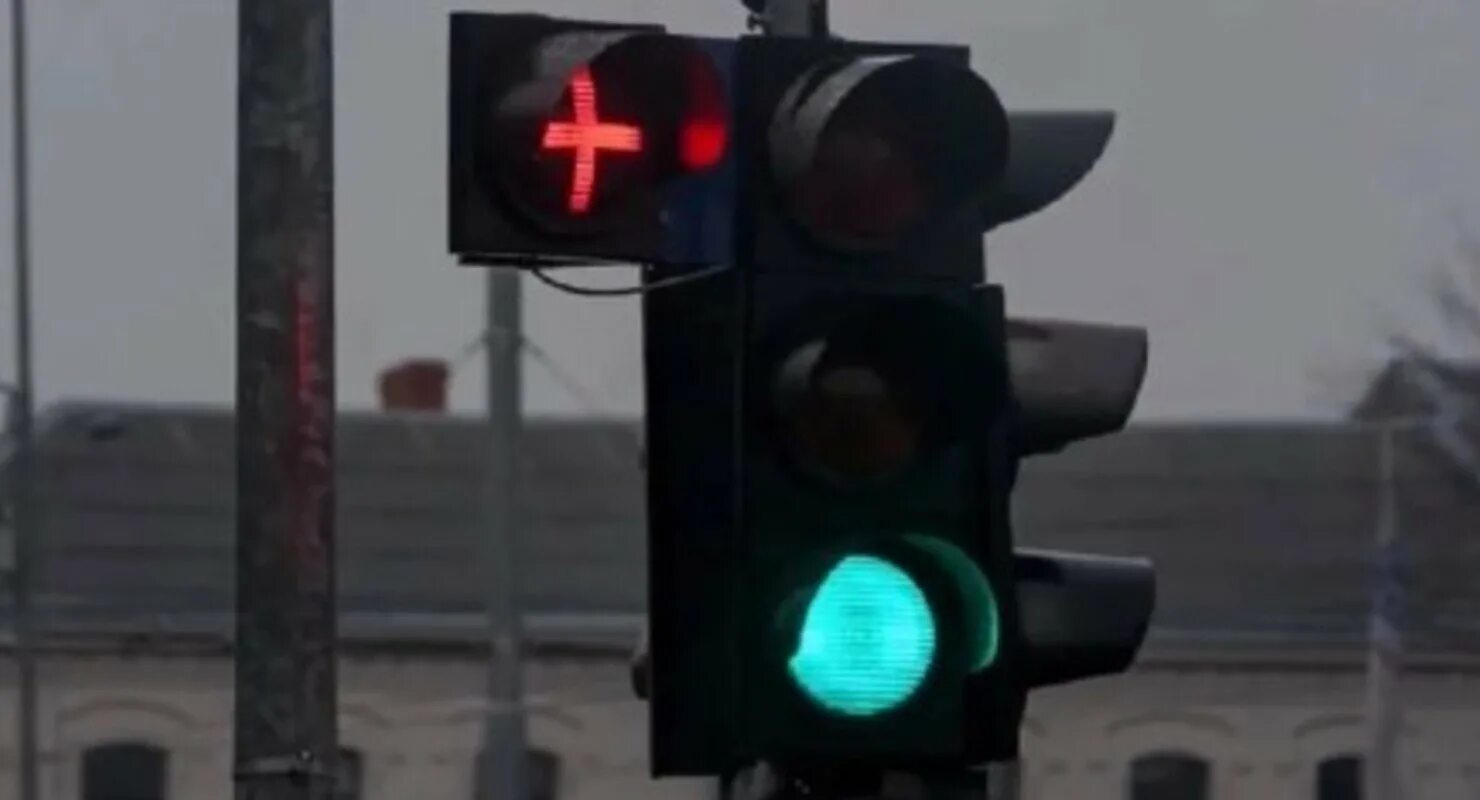 Движение под секцию светофора. Светофор с красным крестом. Дополнительные секции светофора с красным крестом. Светофор с дополнительной секцией. Красный в дополнительной секции светофора.