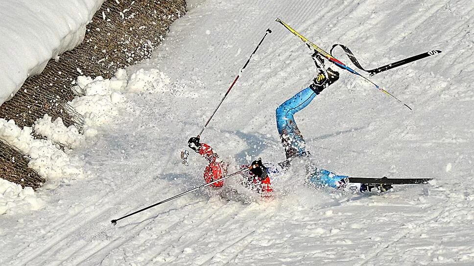 Лыжники упали. Лыжник упал. Травмы на горных лыжах. Падение горнолыжника. Травмы в горнолыжном спорте.