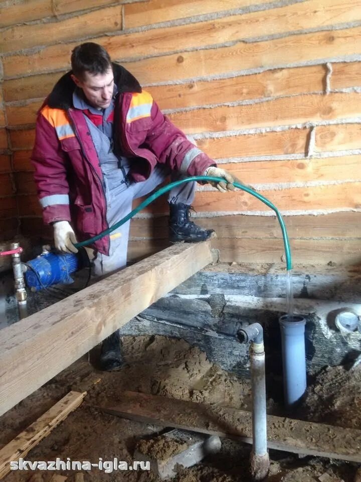 Бурим скважину доме. Бурение скважин в доме. Скважина в доме. Скважина на воду в доме. Бурение в подвале.