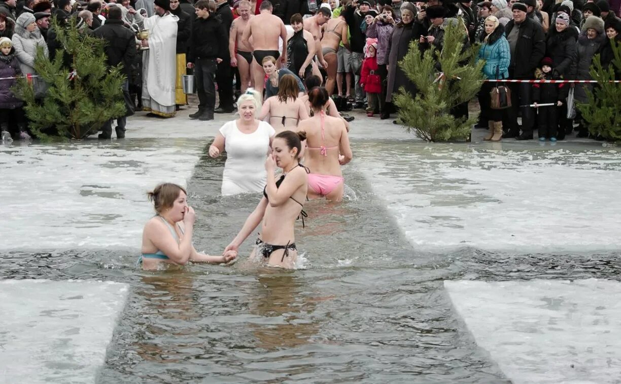 Купание в проруби. Купание в крещенские Морозы. Окунание в прорубь на крещение. После купания болят