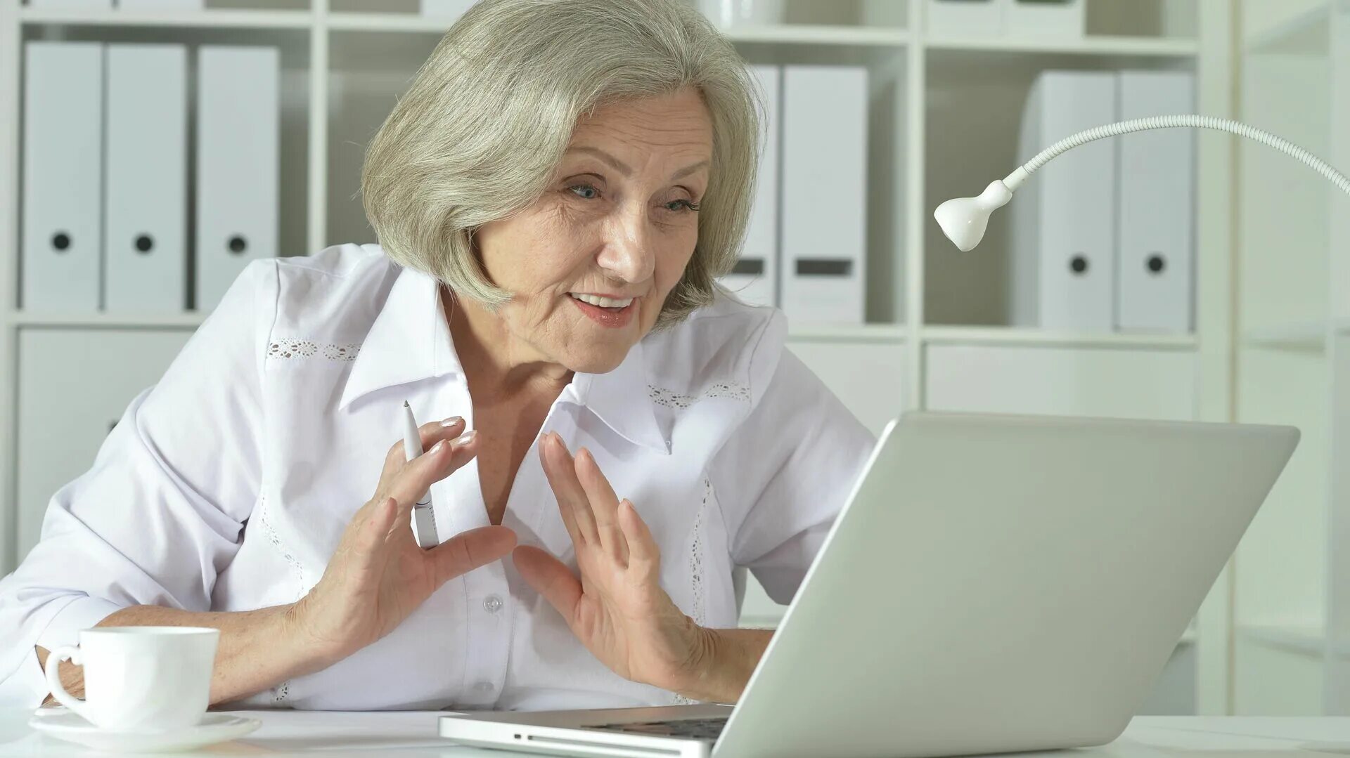Пожилая женщина. Пожилая женщина с ноутбуком. Пожилая женщина в офисе. Пожилая женщина за компьютером.