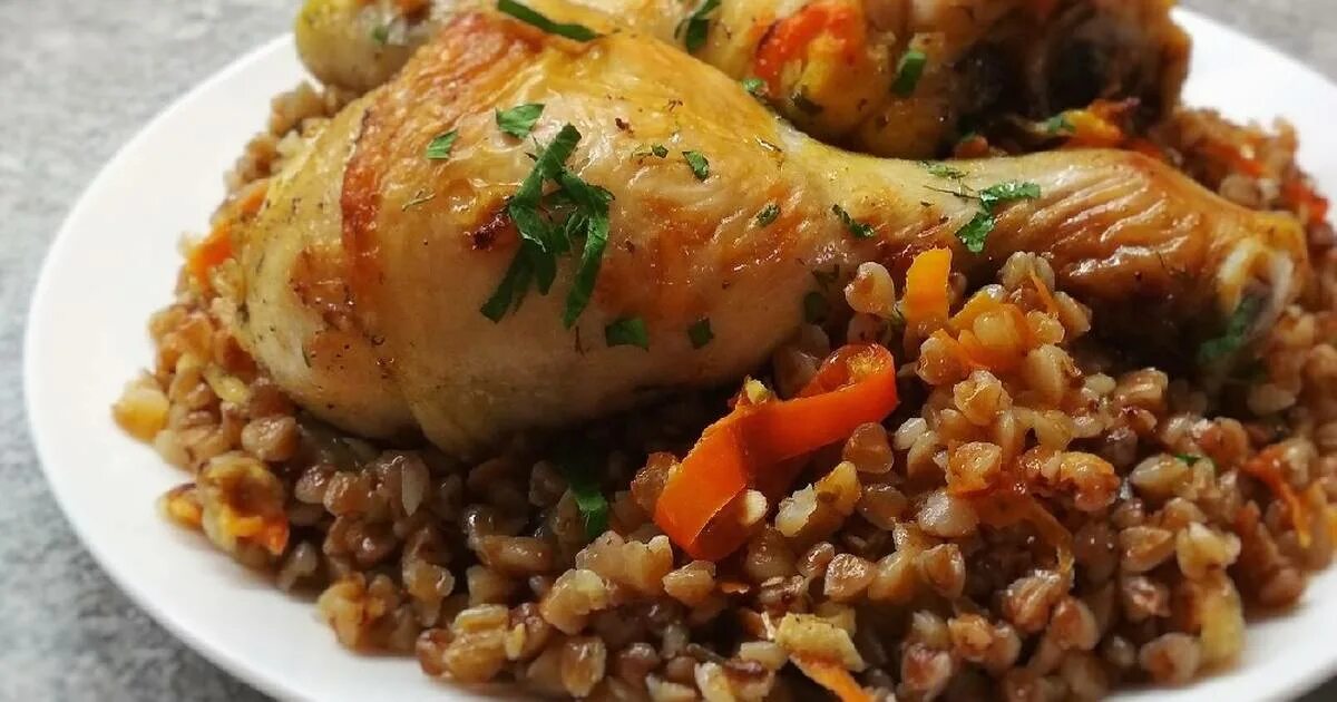 Гречка с куриными ножками в духовке. Гречка с куриной голенью в духовке. Курица с гречкой и черносливом в духовке