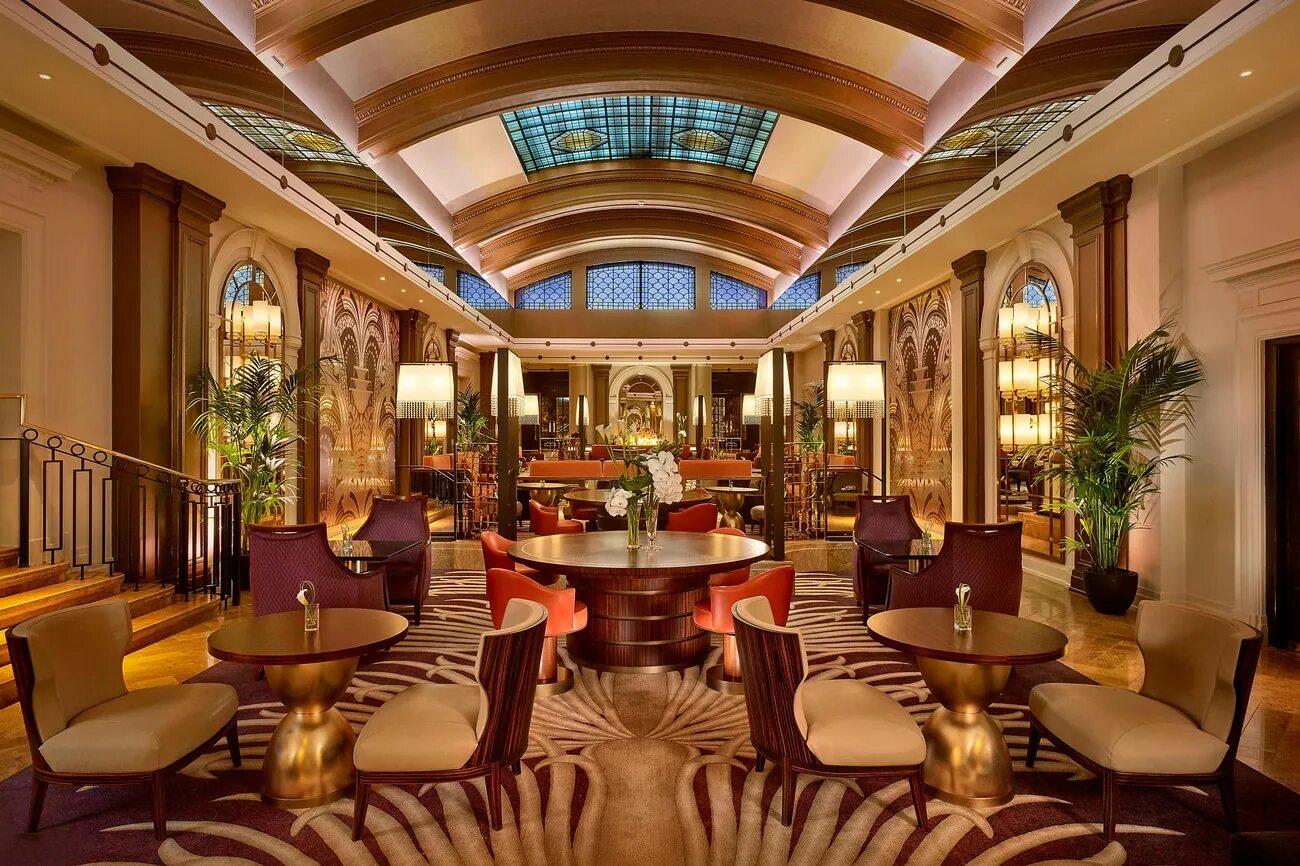 Byron on the plaza. The palm court. Отель плаза нью йорк пальмовый двор. Plaza hotel new york внутри. Бассейн в отеле плаза нью-йорк.