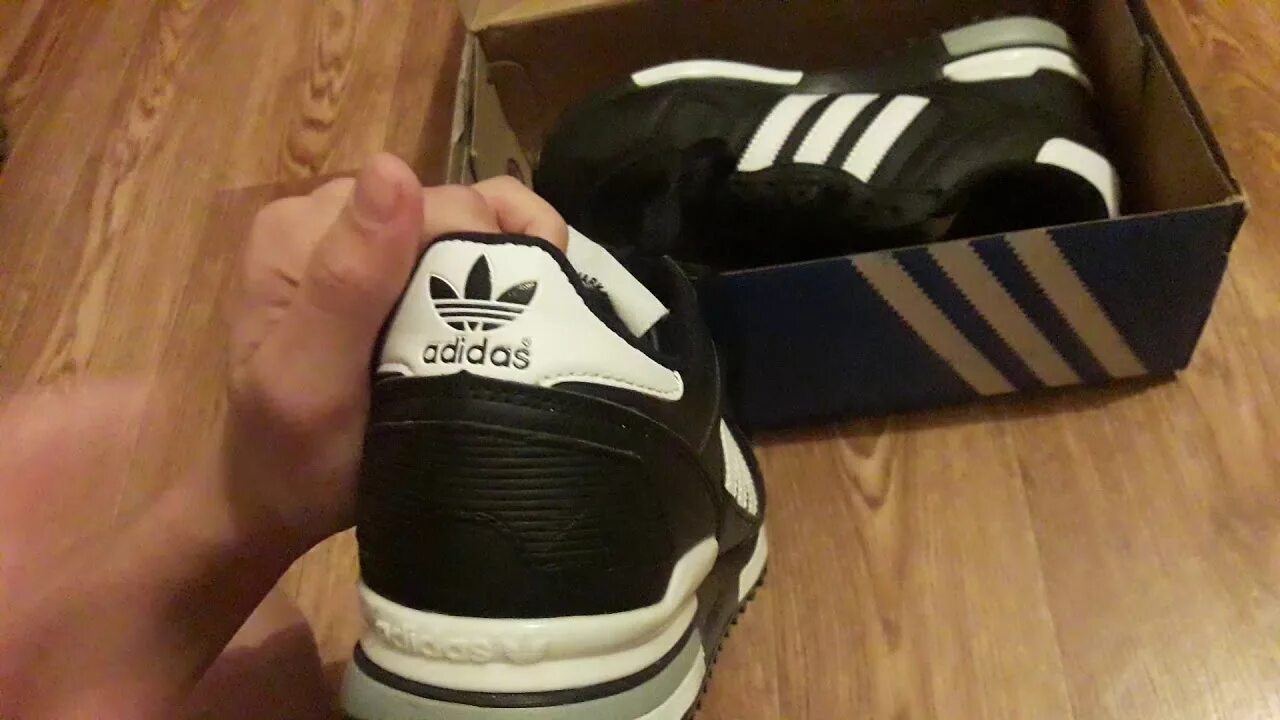 Кроссовки адидас подлинность. Кроссовки adidas zx700 оригинал. Adidas 700 паль.