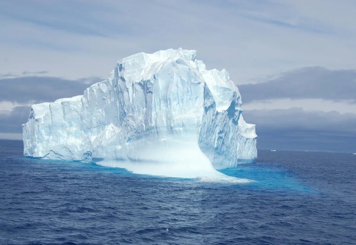 Большой кусок льда. Ледник эймери. Айсберги Антарктиды. Пирамидальные айсберги. Айсберги Антарктиды пирамидные.
