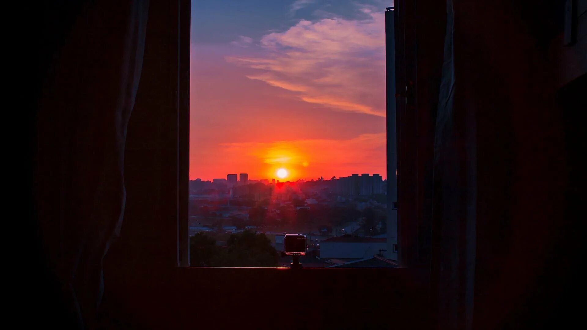 Рассвет в окне. Окно вечер. Красивый закат в окне. Солнце в окне.