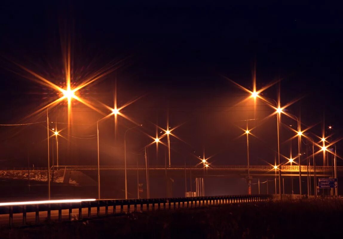 фонари на улицах города. красивые фонари. уличное освещение ночью. квартал ночью. ночная улица с фонарями.