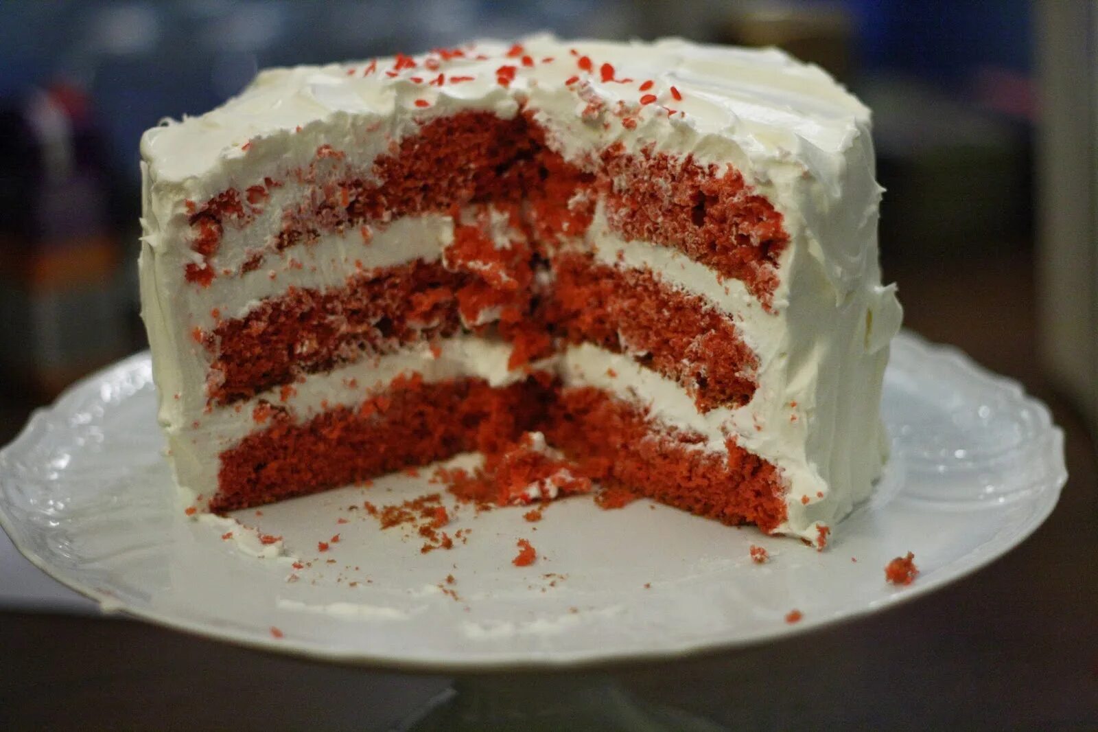 нарезанный торт. резка торта. торт с отрезанным куском. разрезанный торт. тортик разрезанный.