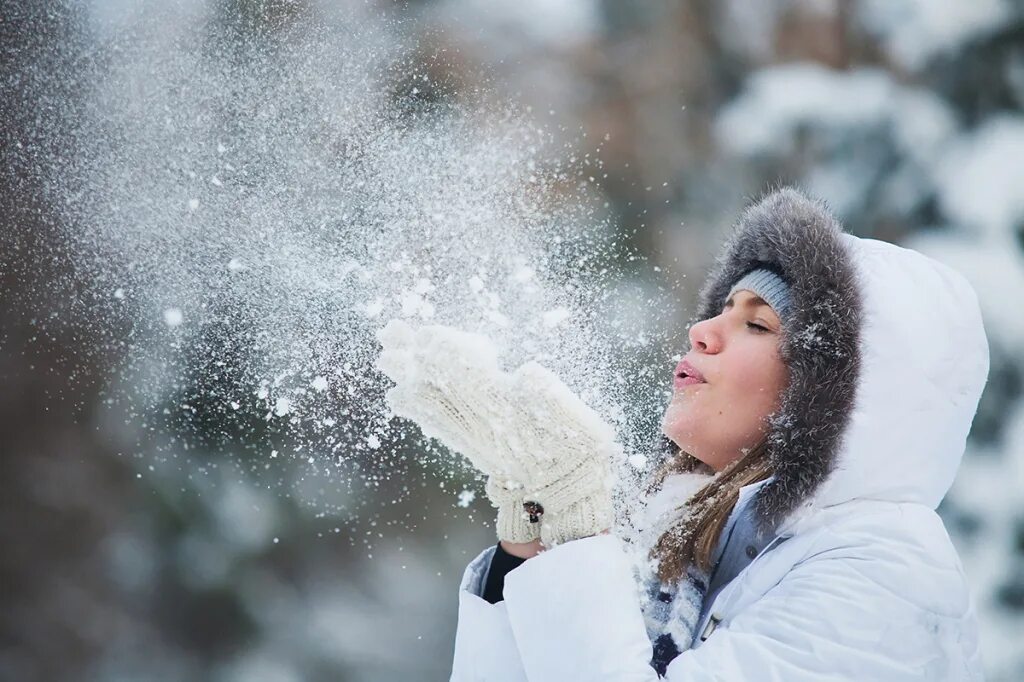 Короткие снежки. Люди зимой. Девушка в снегу. Женщина зимой. Воздух зимой.