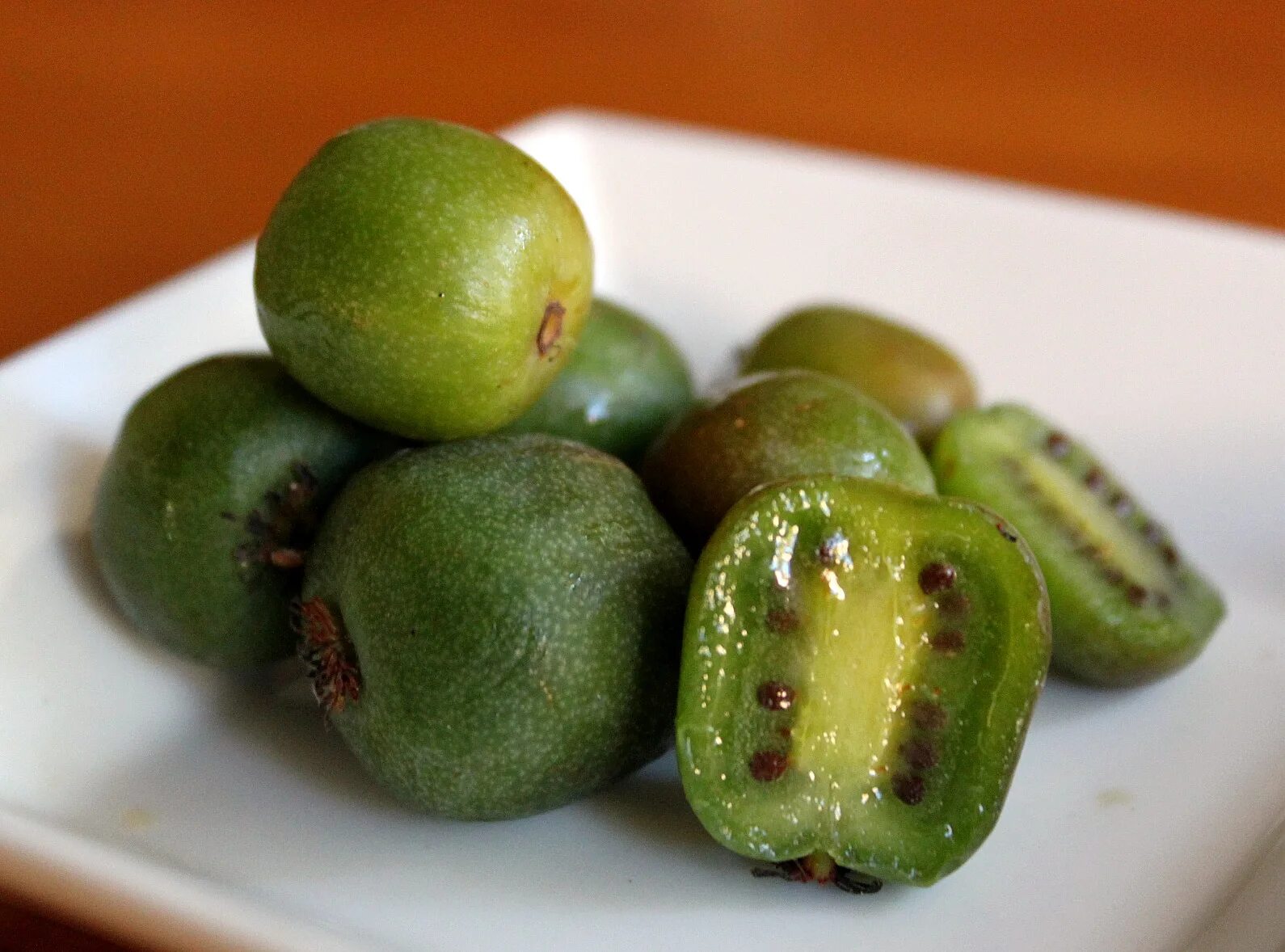 Маленькая зеленая ягода. Фейхоа фрукт. Сон зеленые ягоды. Сон зеленые ягоды. Сон зеленые ягоды.