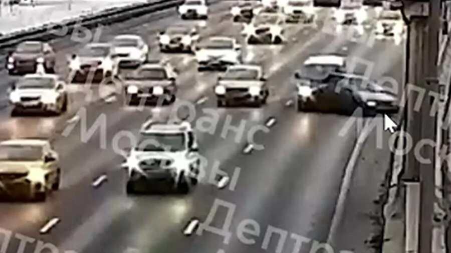 Мкад перевернулась машина. Мкад москва. Фото аварии сегодня на мкад волоколамское шоссе. Перевернулась машина мкаде сегодня утром. Мкад.