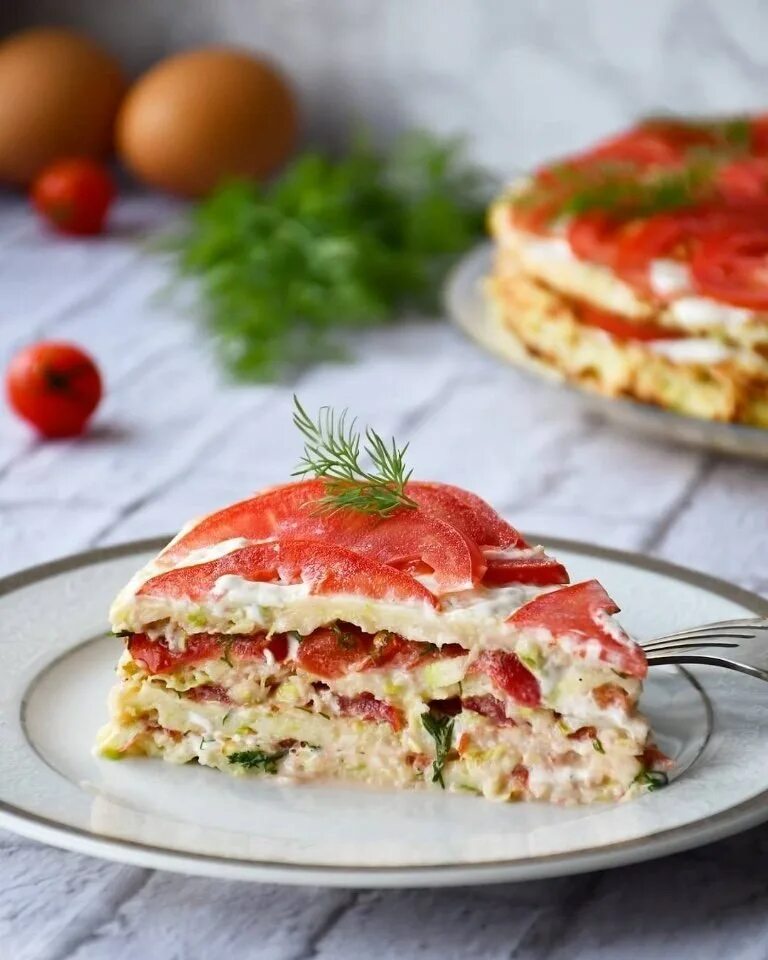 Кабачковый торт с помидорами и чесноком. Кабачковый закусочный торт. торт из кабачков. овощной торт. торт из кабачков с помидорами.