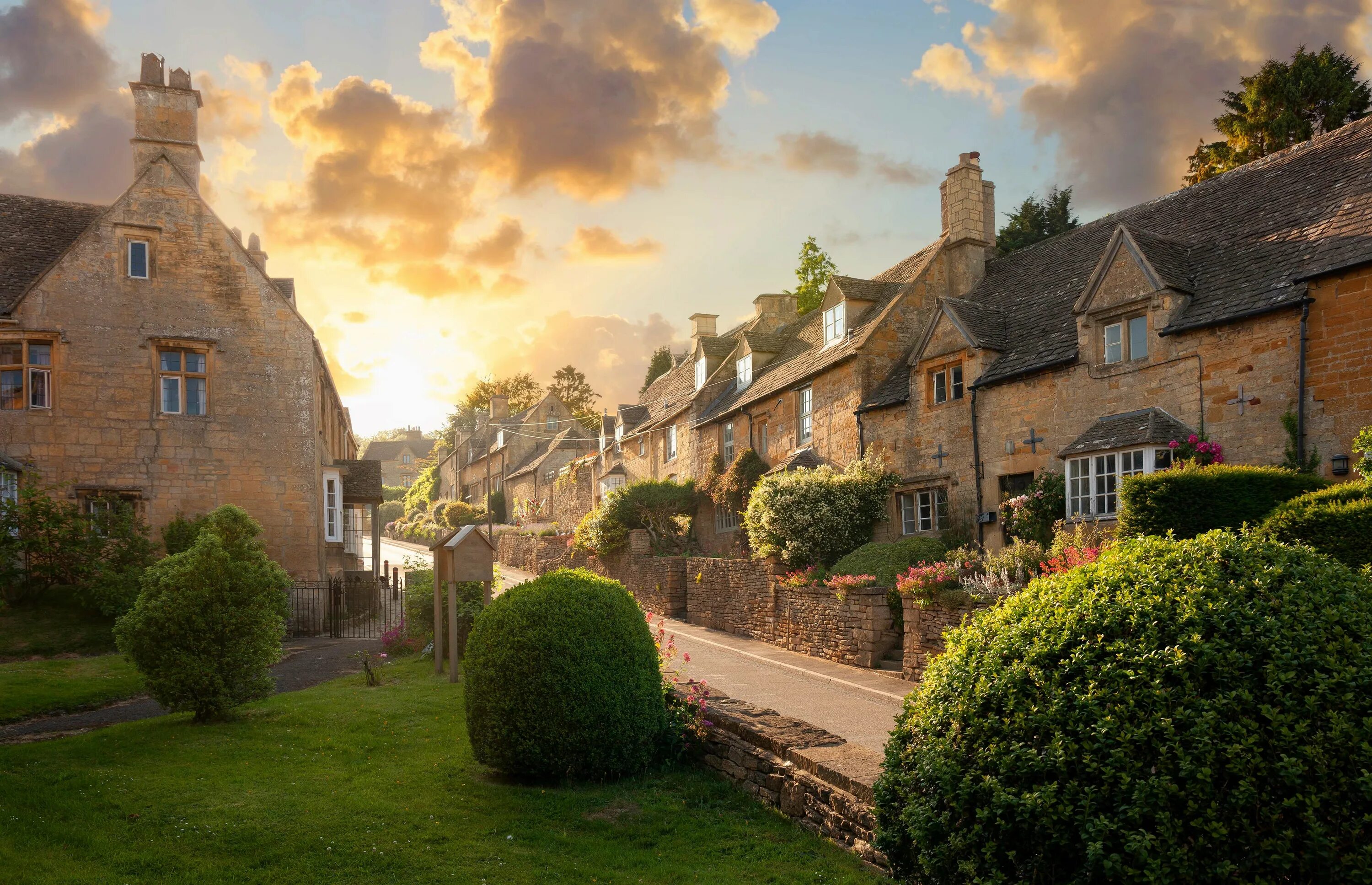 English village. Котсуолд Хилс Англия. Деревня Котсуолдс Англия. Глостершир Англия. Графство Глостершир Англия.