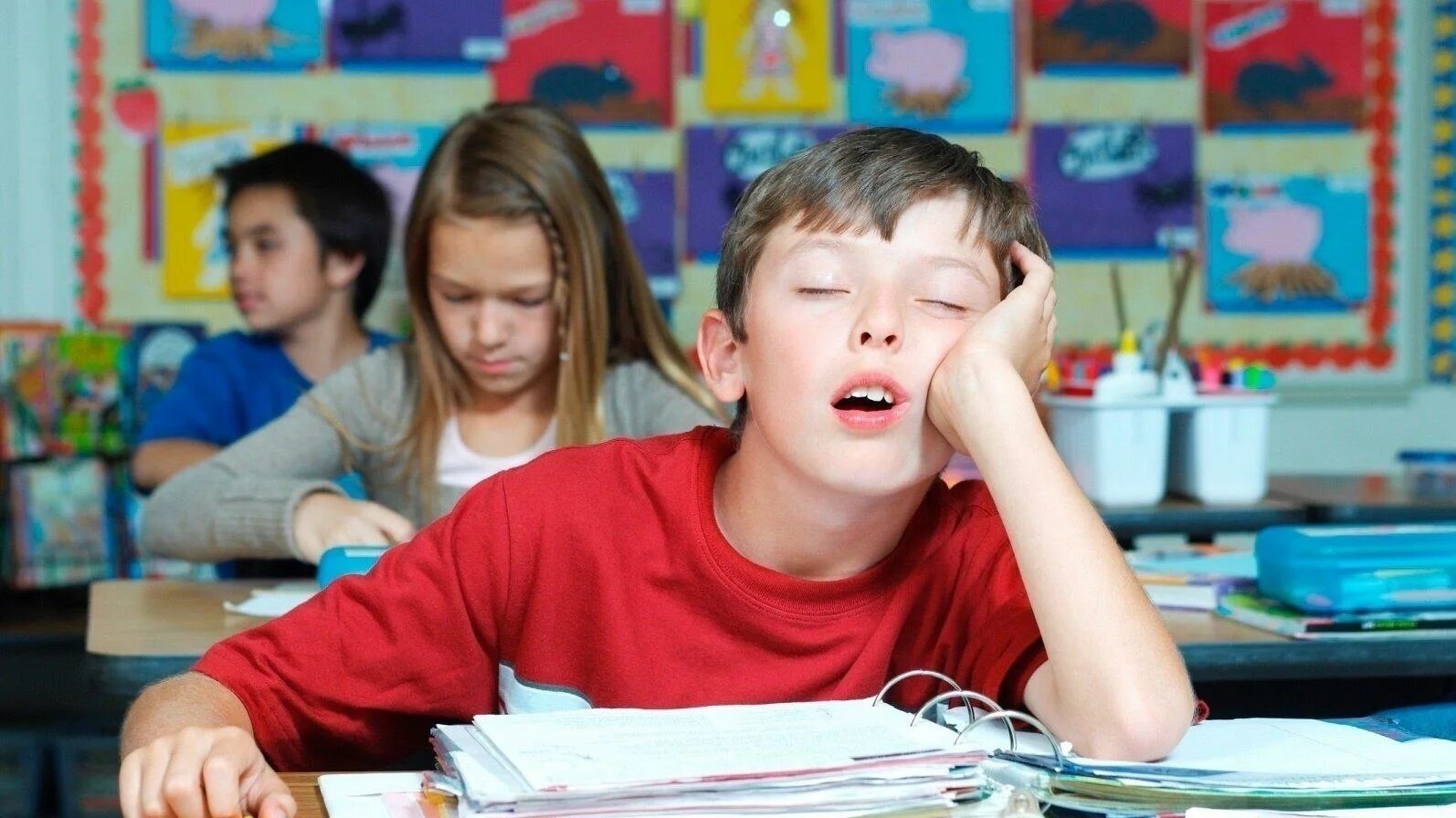 На уроках уставший. Ученик. Дети на уроке. Дети зевают на уроке. Уставшие дети в школе.