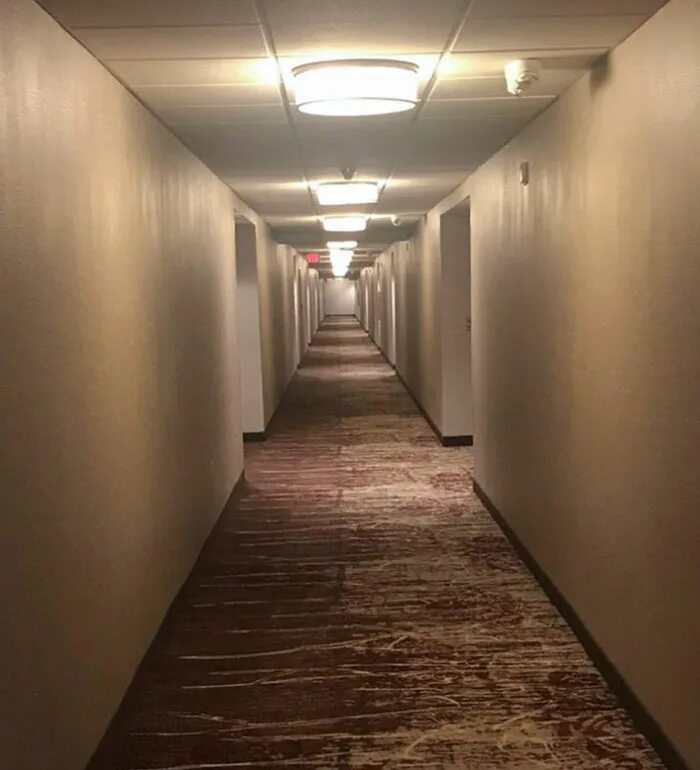 Бэкрумс существует. Бесконечный коридор. Странный коридор. Лабиринт с длинным коридором. Закулисье коридоры.