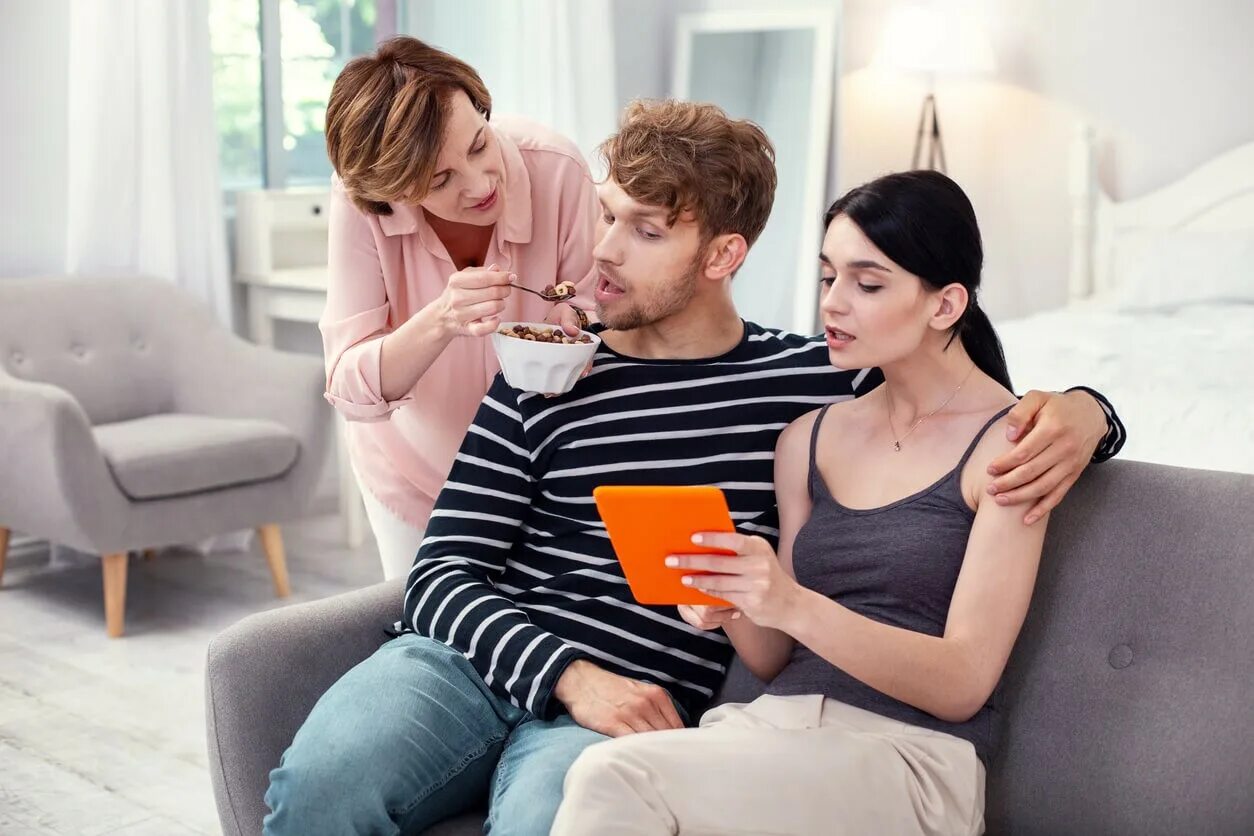 семейные отношения. родители и дети. мужчина с ребенком. дети от первого брака. взрослые дети мужа от первого.