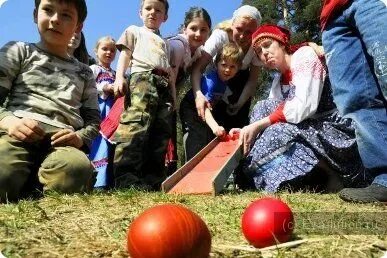 Художник сычков красная горка. Катание яиц на красную горку. Красная горка традиции. Красная горка катание. Игры на пасху на руси.