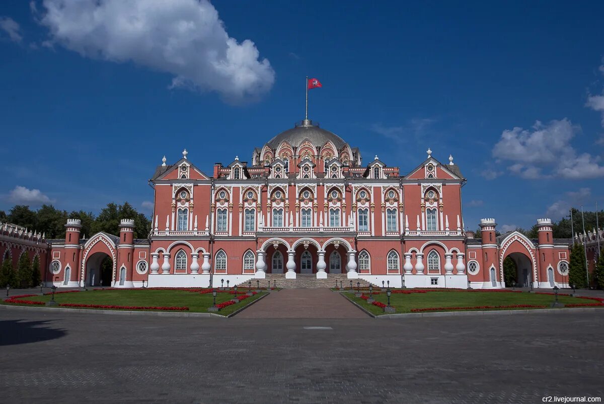 Петровский путевой дворец сайт. Петровский путевой дворец Динамо. Путевой дворец Петра 1 в Москве. Петровский путевой дворец в Москве (1776–1780)..