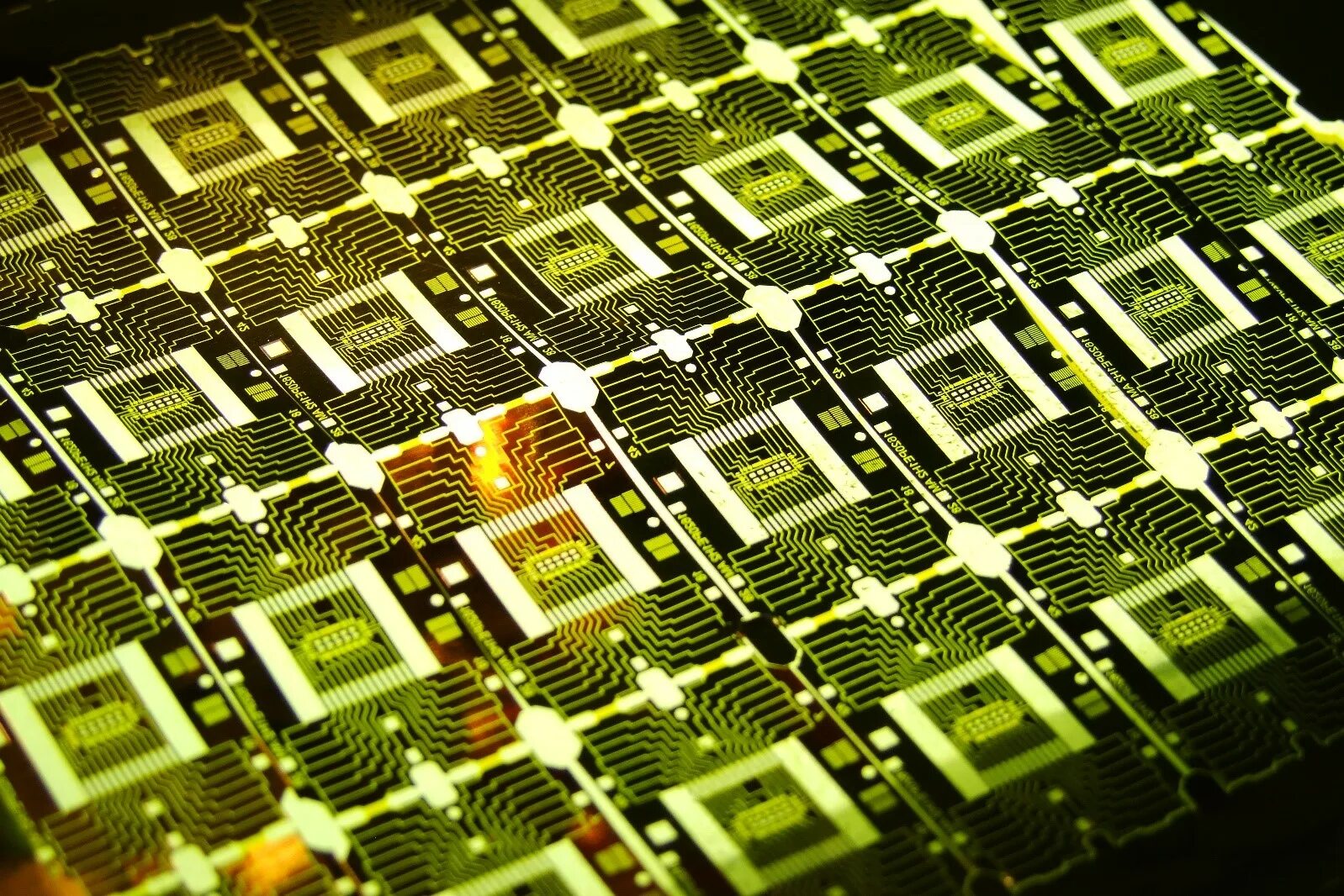 Тестирование подложки процессора. Органические подложки для микросхем. Intel 8008 под микроскопом. Технологии микроэлектроники. Подложки для микросхем.