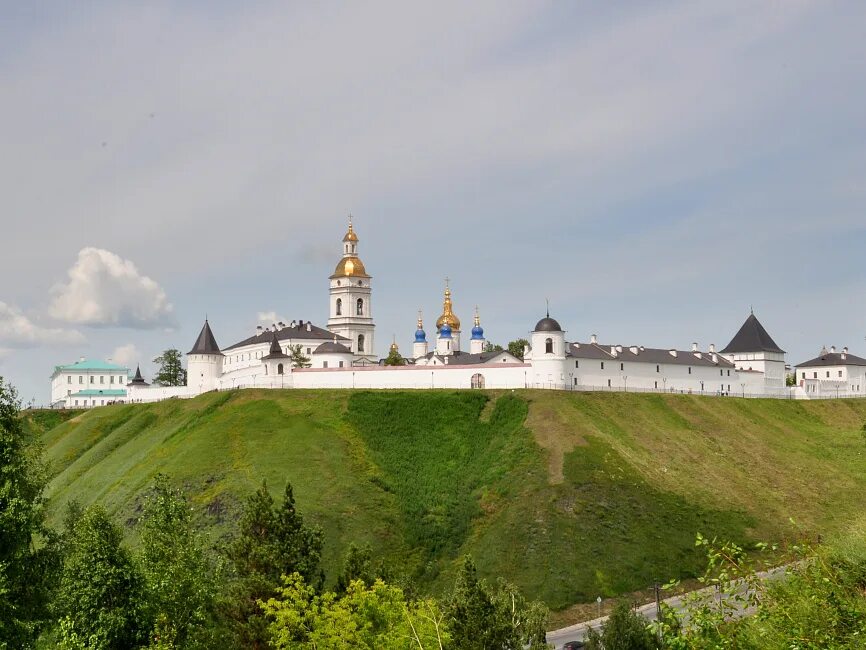 Купить тобольске б у. Тюмень Тобольск Кремль. Тобольск, Кремль Тюменская областью. Тобольский Кремль лето. Кремль на Холме Тобольск.