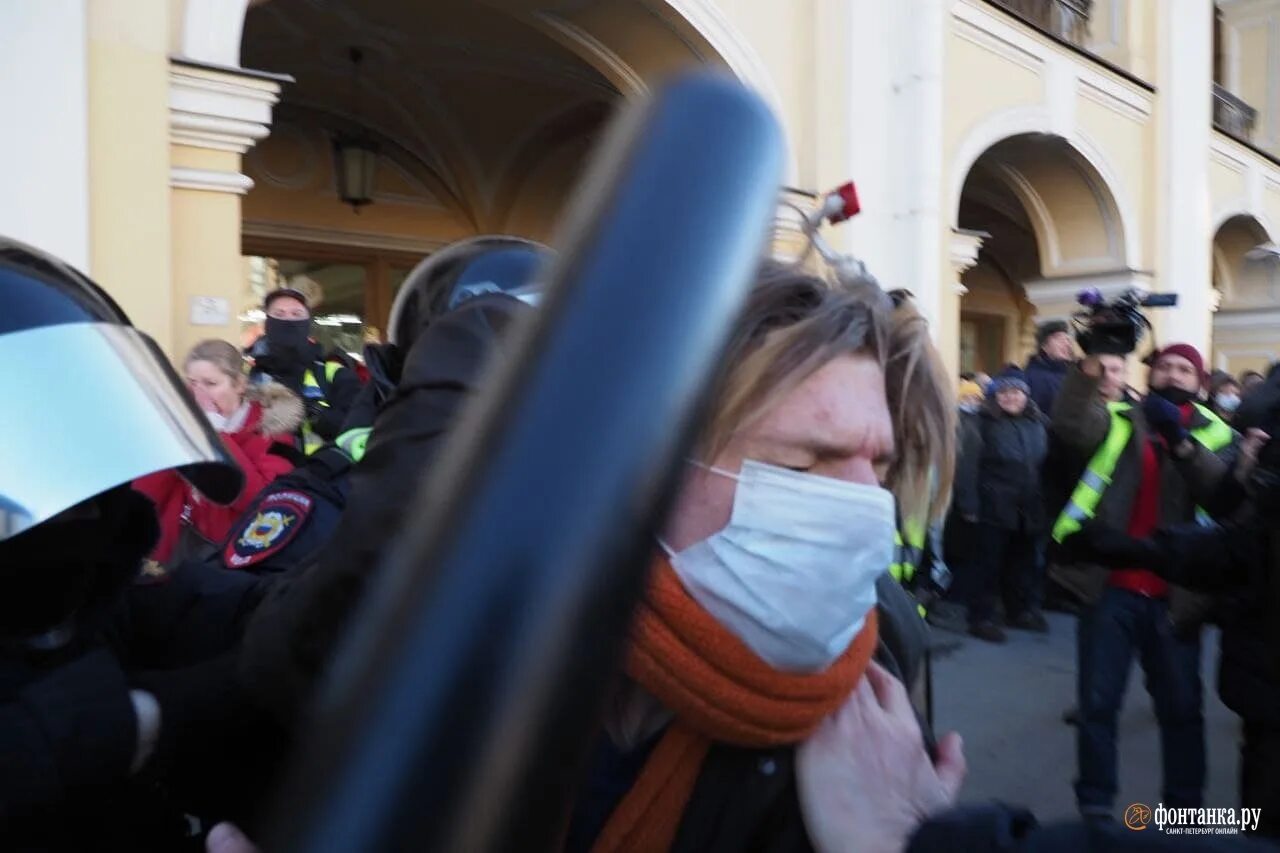 Последние новости украины правда тв. Гостиный двор задержания. Задержания в Санкт Петербурге. Санкт-Петербург люди. События на Украине сейчас.