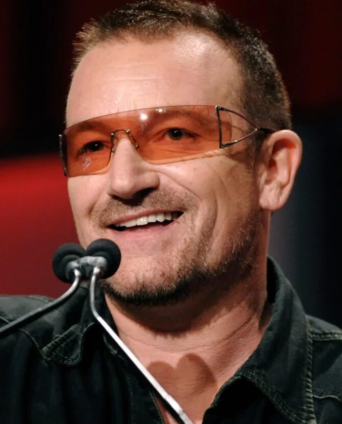 Вокалист группы u2. Хьюсон пол дэвид. Вокалист группы u2. Солист u2 боно. Боно из группы u2.