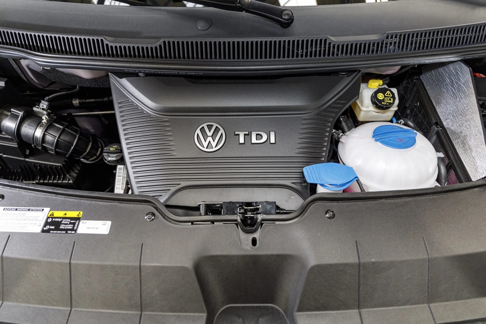 Vw t5 двигателя. VW Multivan 6.1. Моторный отсек Фольксваген Мультивен т5. Кожух двигателя Volkswagen Multivan t6. Кожух двигателя Фольксваген т5.