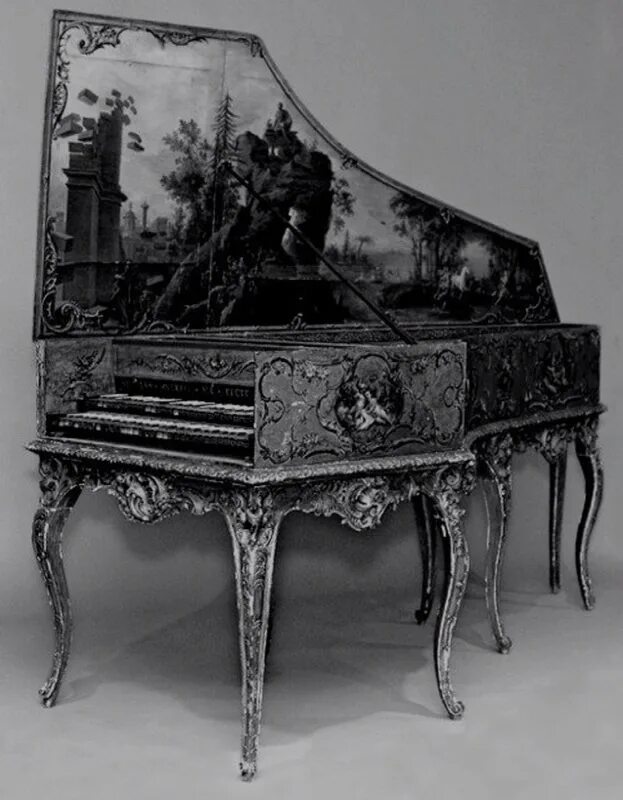 Старый клавесин. Клавесин антик. Антикварное пианино. Старинный рояль. Готическое пианино.