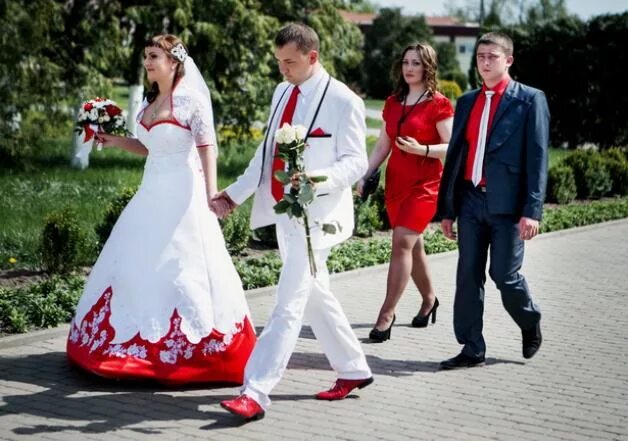 Жених на свадьбу обязательно одевал перчатки зачем. Невеста в красном. жених и невеста в красном. свадьба с красными элементами. невеста в бело красном стиле.