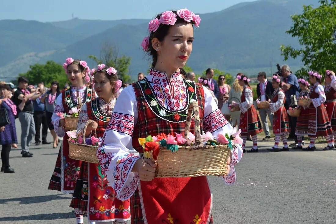 Казанлык Болгария. Фестивале роз Казанлык. Казанлык Болгария фото. Фестиваль роз в Болгарии. Какой праздник в болгарии