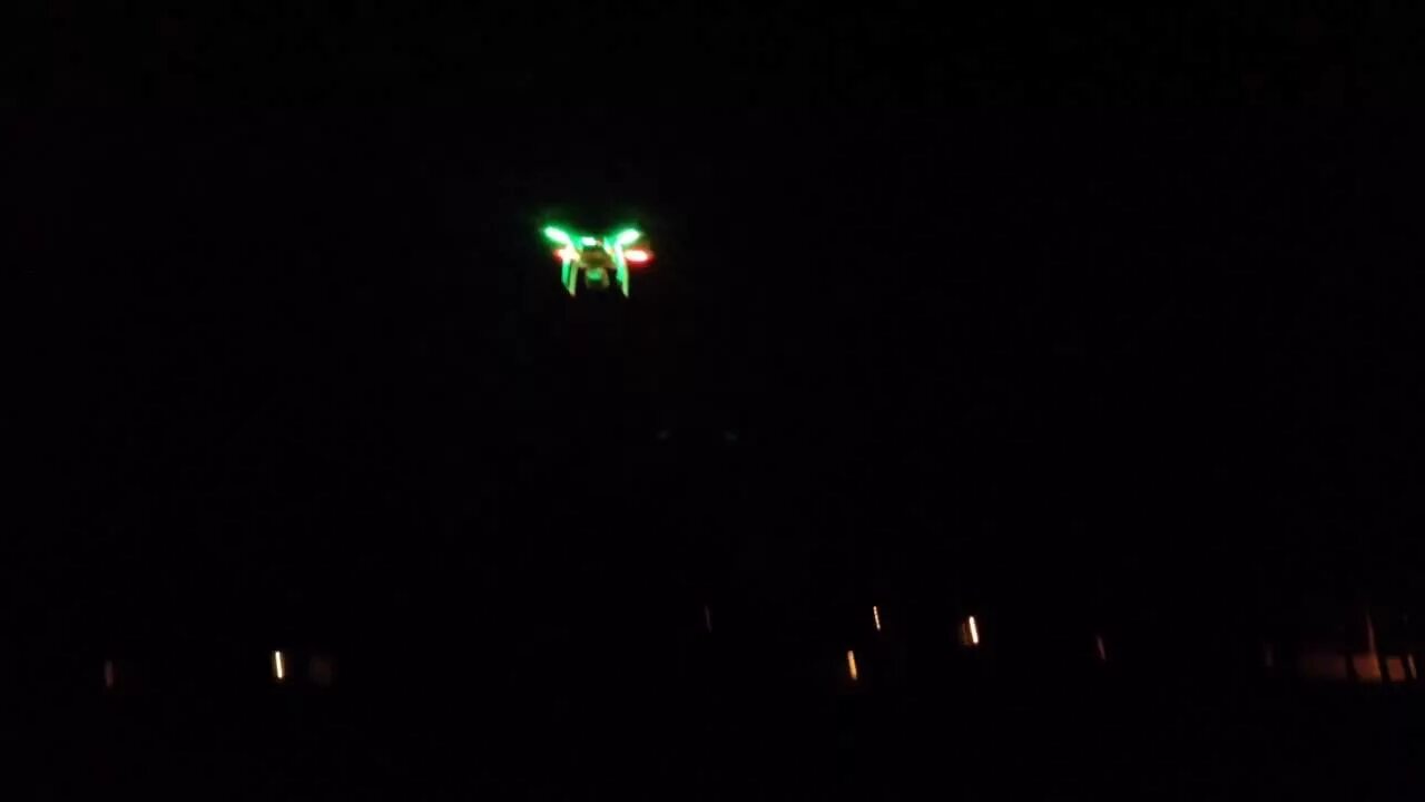 Беспилотник ночью. Квадрокоптеры в ночном небе. Квадрокоптер ночью. Квадрокоптер в темноте.