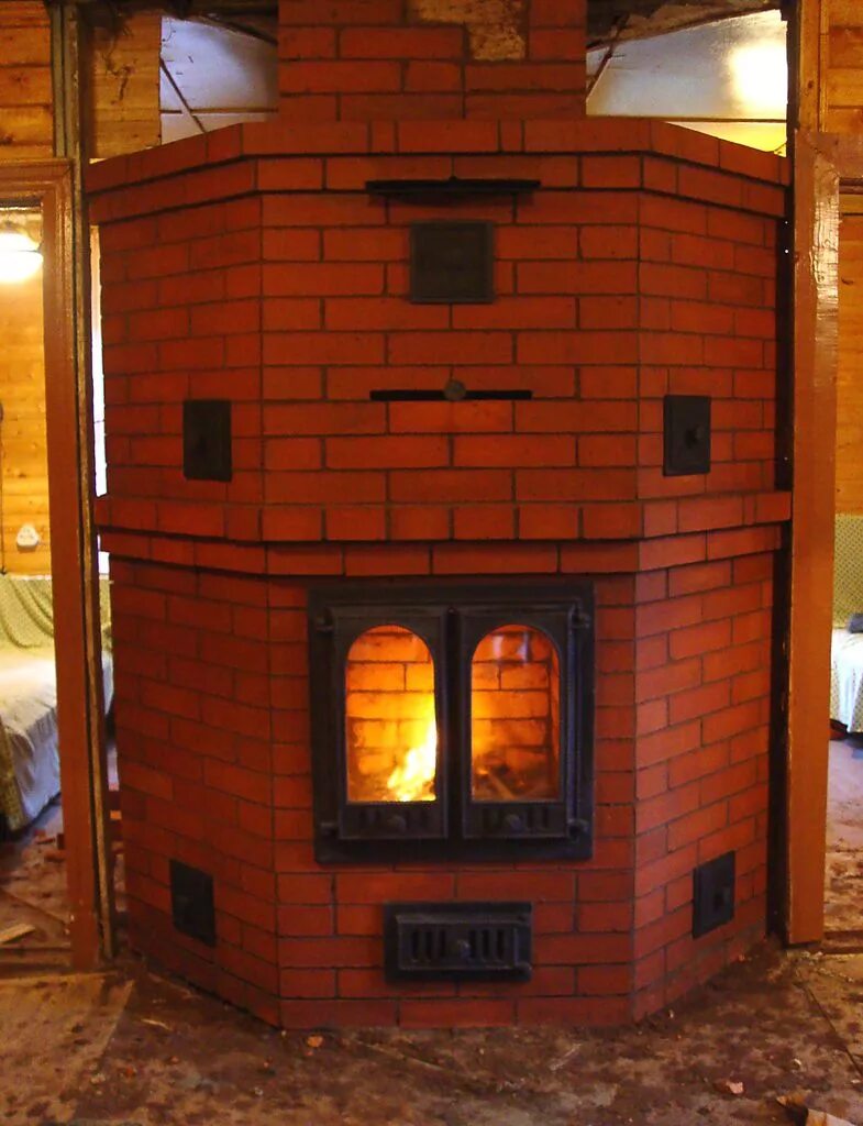 Угловая печь из кирпича. Печь кирпичная голландка угловая. Кирпичная печь шведка. Каминопечь кирпичная. Угловая каминопечь из кирпича.