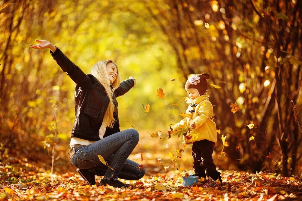 Мама с мальчиком гуляет. Осенняя прогулка. Прогулка в осеннем парке. Маа осенью в парке с детьми. Осенние прогулки с детьми.