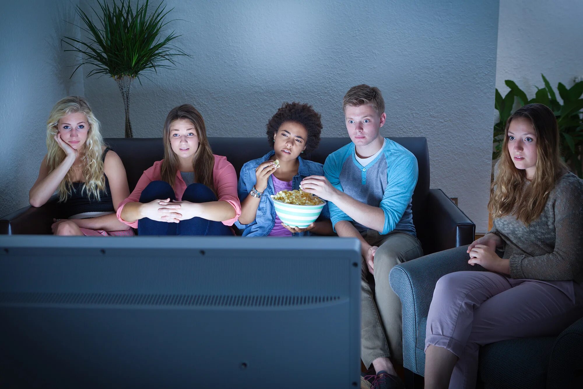 Student tv. Молодежь у телевизора. Телевидение и подросток. Подросток перед теликом. Киноклуб для подростков.