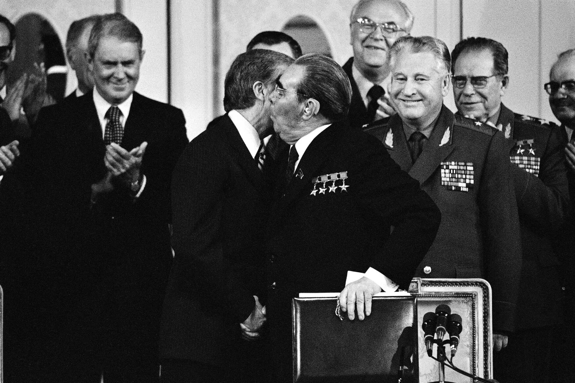 Договор об ограничении осв 2. Брежнев Джимми Картер 1979. Брежнев и Картер подписание осв 2. Осв-2 Брежнев 1979.