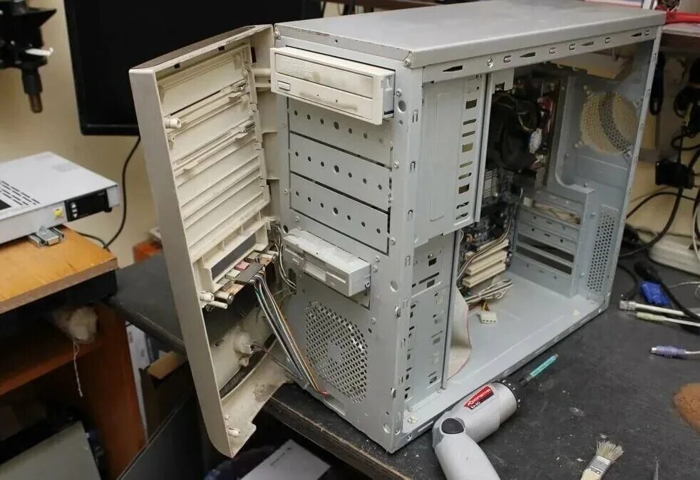 Старый системный блок. Разобранный системный блок. Сборка компьютера. Разбираем старый компьютер.