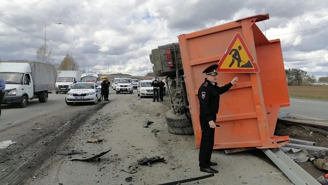 19 мая екатеринбург. Фура на трассе. Авария в Свердловской области на трассе. ДТП трасса Екатеринбург.