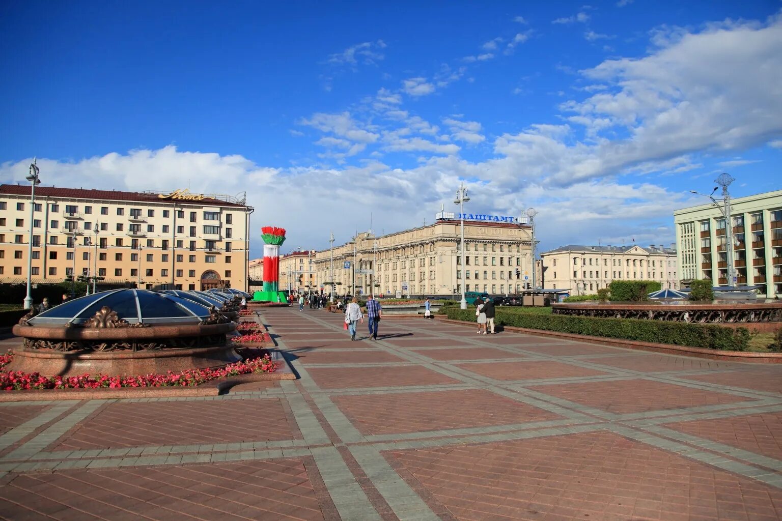 Минск пл. Площадь независимости Минск. Площадь Незалежности в Минске. Площадь независимости (Минск) площади Минска. Пло́щадь незави́симости Минск.